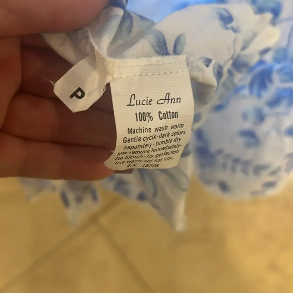 Lucie Ann Vintage robe size small